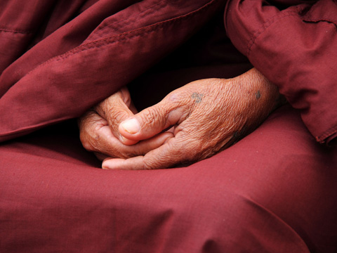 チベット僧の手